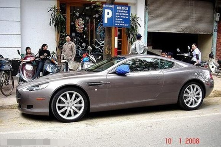 Mẫu  xe Aston Martin DB9 màu xám ghi khi mới về nước vào năm 2008 được xem là một sự kiện trong giới chơi xe, đây là một trong những mẫu siêu xe có thiết kế "sexy" nhất thế giới.. Tại thời điểm đó, việc một siêu xe thể thao Anh quốc "hàng hiếm" ra biển trắng có giá trị khá lớn.